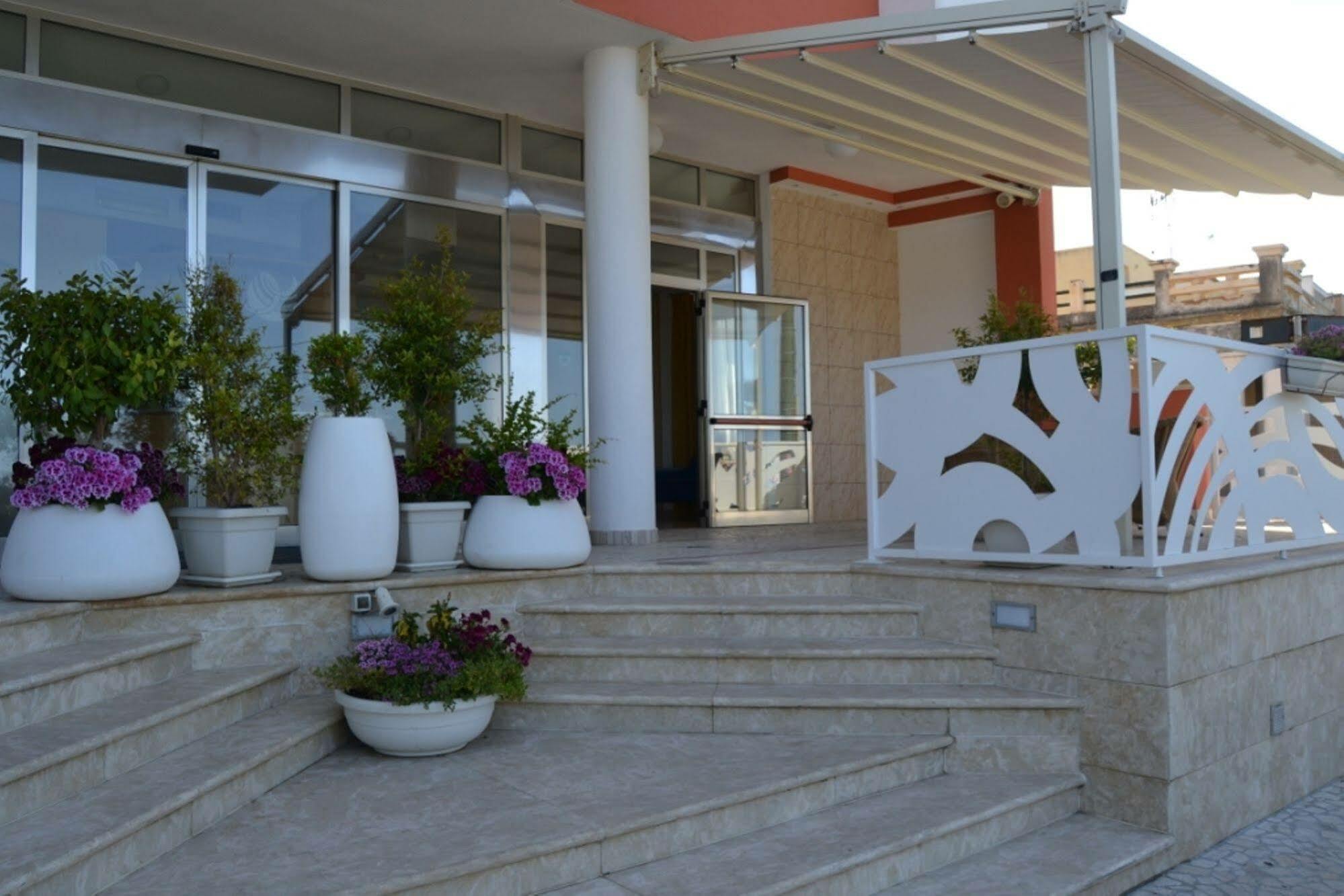 Piccadilly Rooms Restaurant And Beach Санта Мария ал Баньо Екстериор снимка